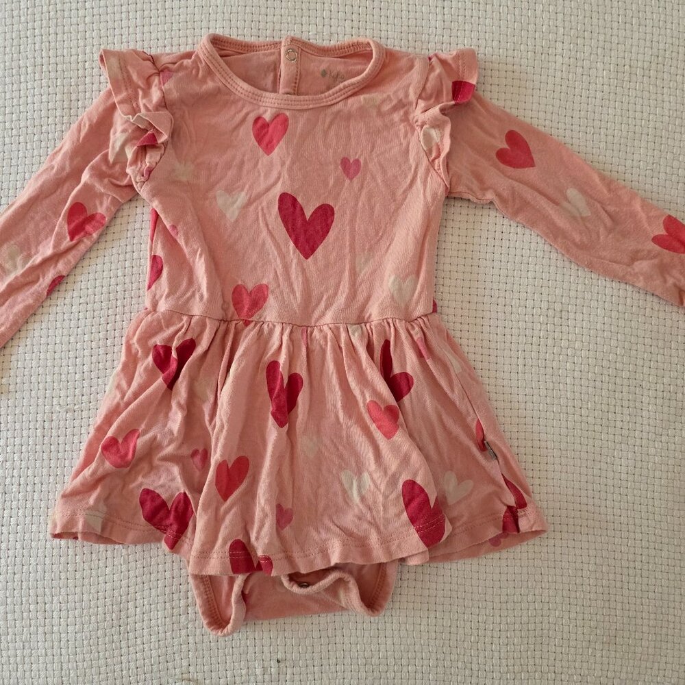 💖 Kyte Baby Twirl Onesie + Bib | Pink Hearts | 6–12 Months - Picture 2 of 15